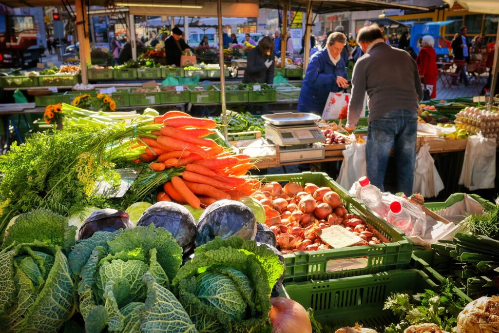 étal de légumes locaux dans un marché